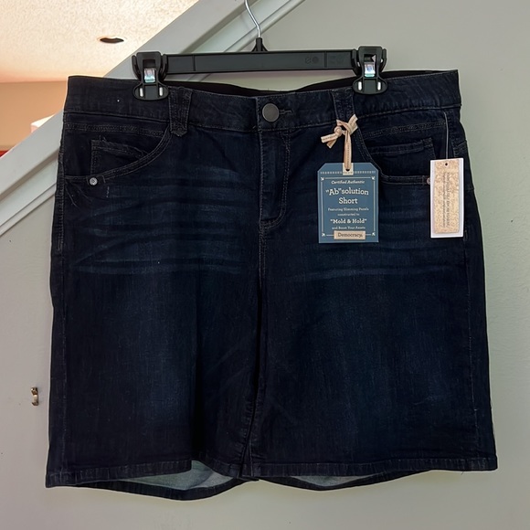 Democracy Plus Size "Ab"solution® Cuffed Mid Shorts. - Picture 4 of 12